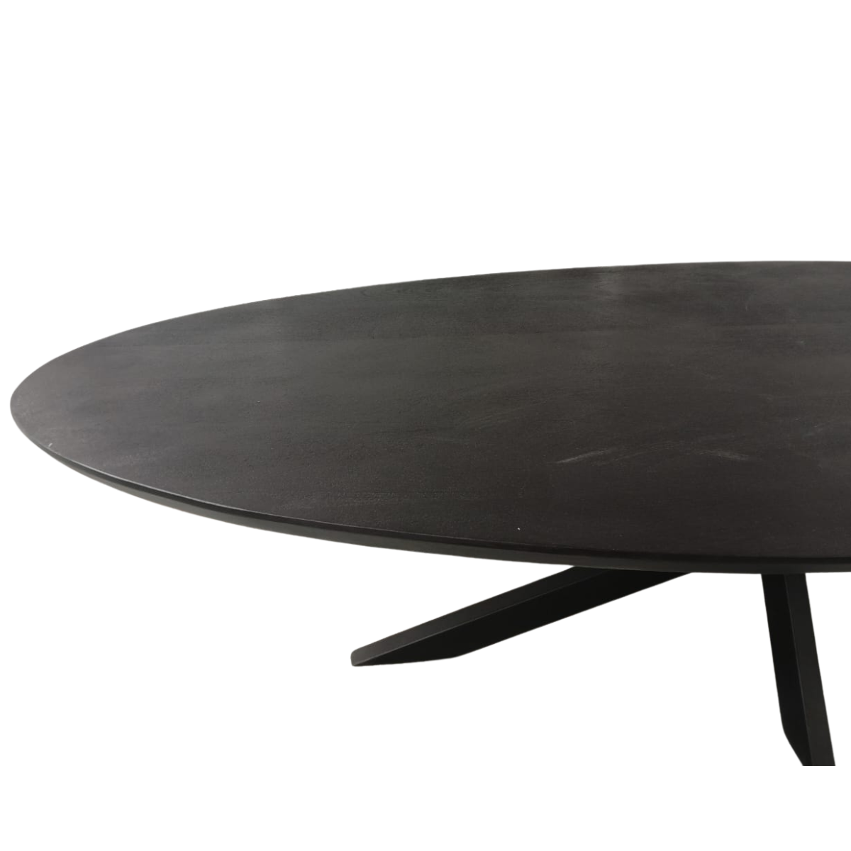 Detailopname van de rand van het zwarte tafelblad van de Brandy eettafel