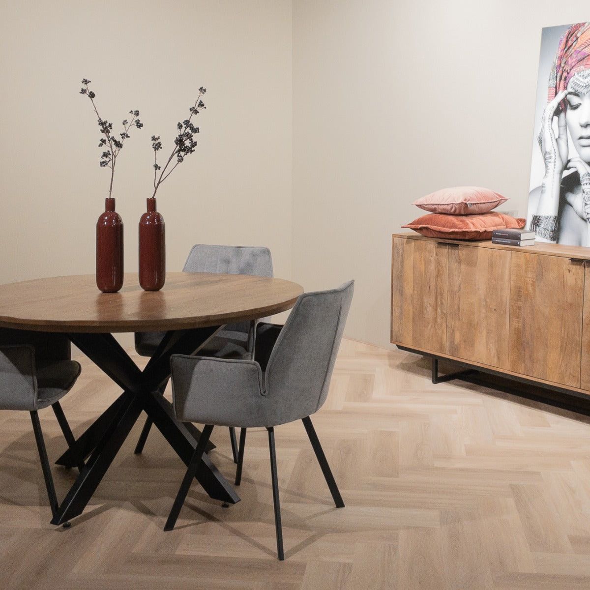 Eettafel Jesper Pecan Ø120cm in een eetkamer