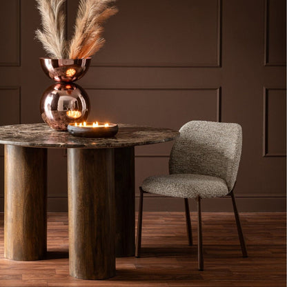 Eettafel Rond Marmer Bruin van J-Line in een eetkamer met stoel en vaas met droogbloemen