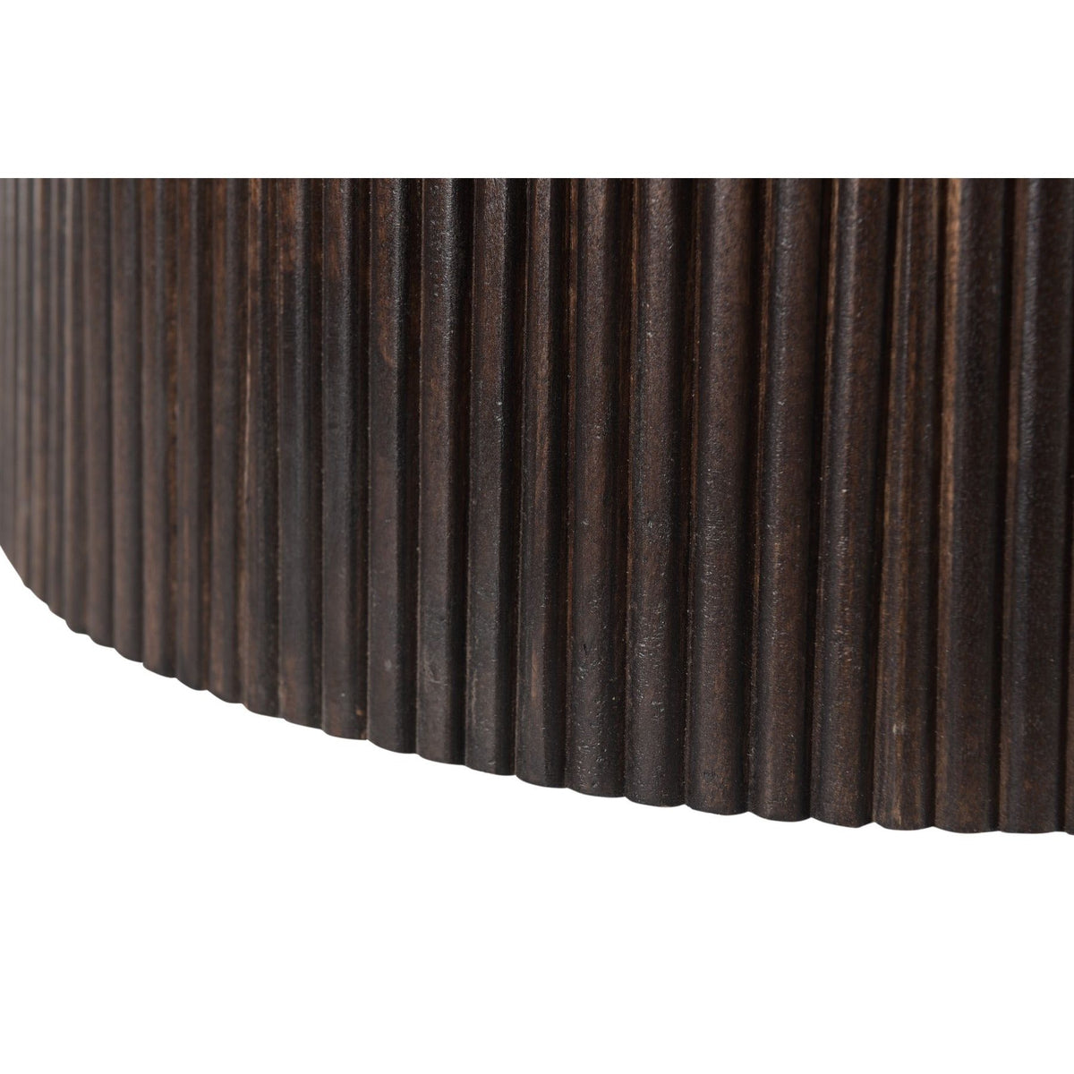 Close-up van de geribbelde middenpoot van de Salvator eettafel in Walnut