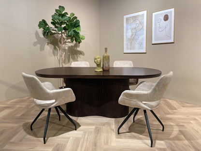 Sevilla eettafel Chestnut van Livingfurn, afmetingen L250cm x B110cm x H76cm