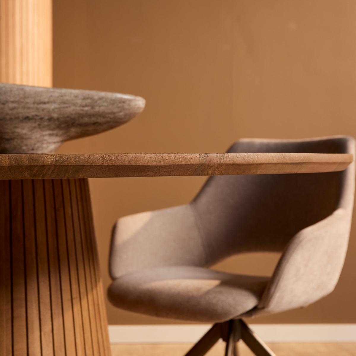 Zijaanzicht van de ovale Solana eettafel met massieve mangohouten poot in naturel