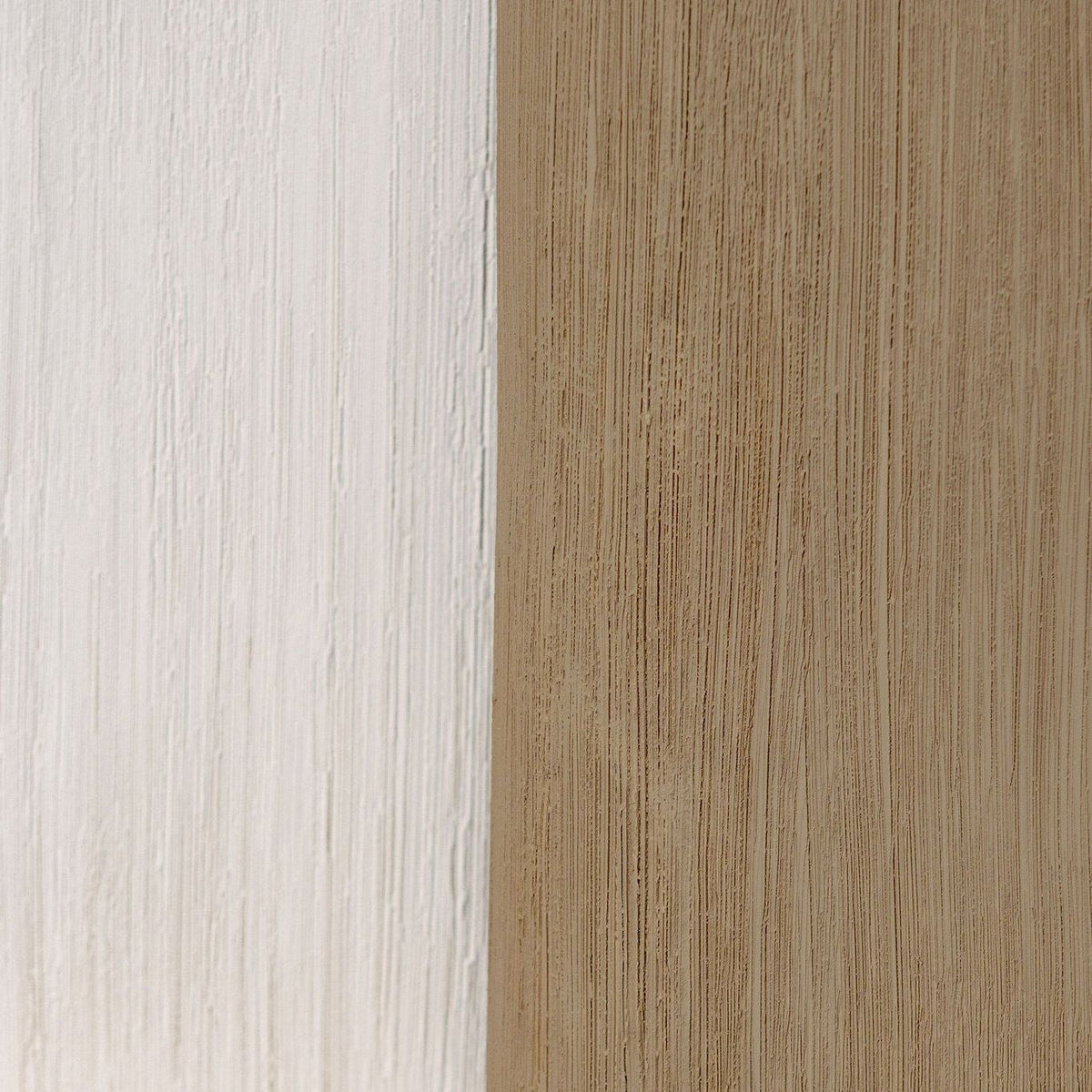 Elenia pot small van PTMD in een interieurbeeld, khaki keramiek met ribbels
