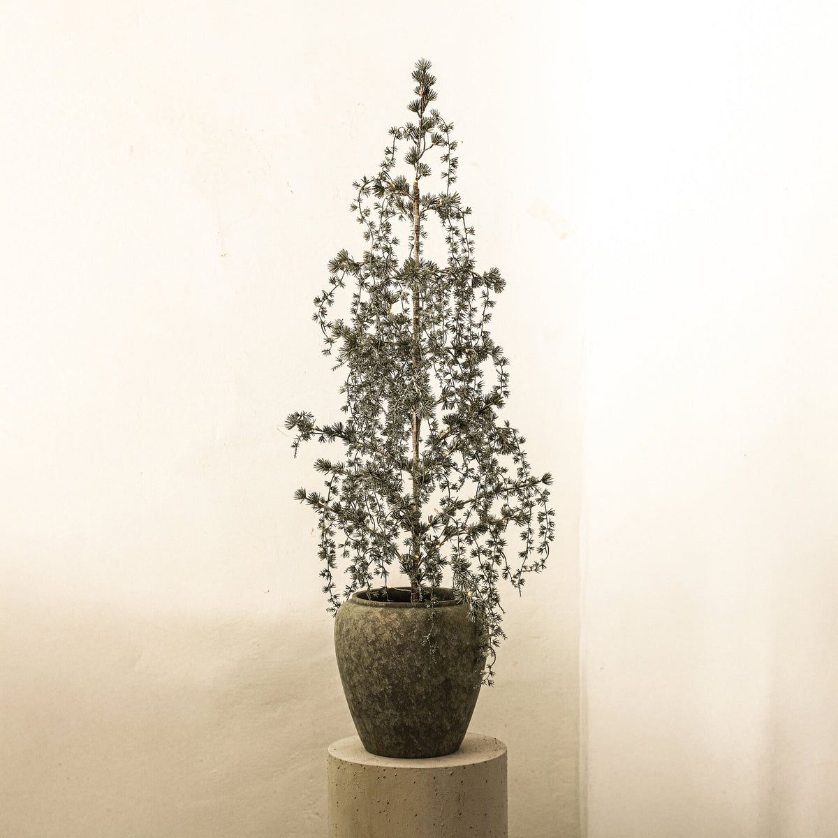 Florine Kerstboom LED Met Sneeuw Large van PTMD, besneeuwde LED kerstboom in een pot in een lichte woonkamer