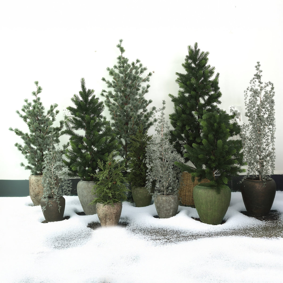 Florine Kerstboom LED Met Sneeuw Medium van PTMD, groep besneeuwde kerstboompjes in potten in een winterse setting