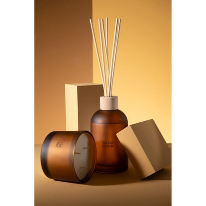 Geurkaars en geurstokjes Accords Essentiels Ambre Intime van J-Line samen gestyled