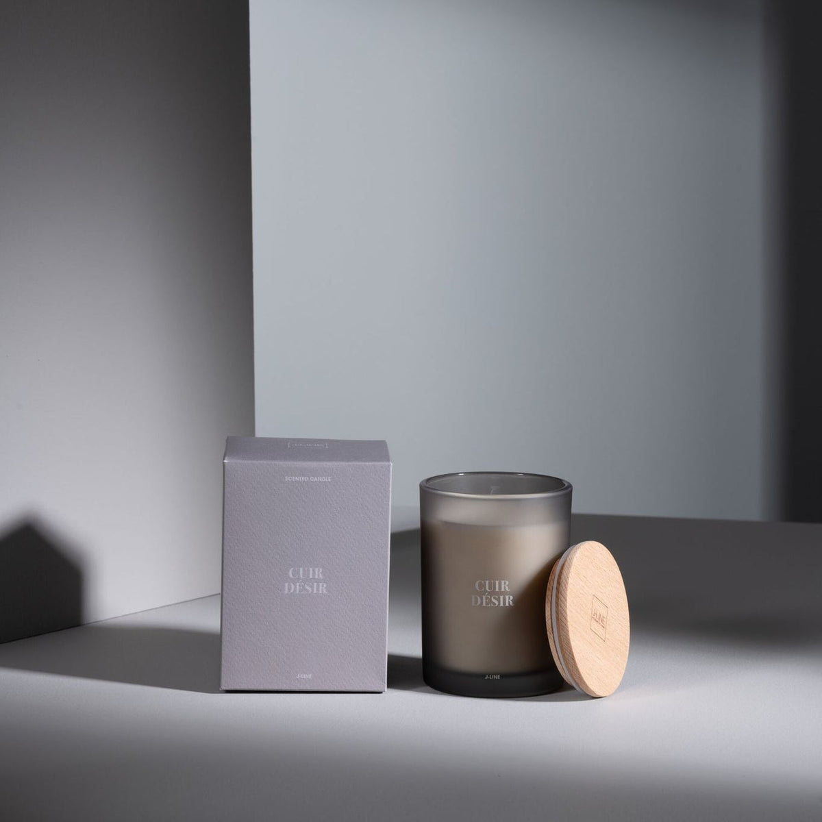 Geurkaars Accords Essentiels Cuir Désir 38 Uur van J-Line met bijpassende doos in een sfeervolle bruine setting