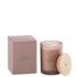 Geurkaars Accords Essentiels Figue Frivole 38 Uur van J-Line, paarse glazen pot met houten deksel naast de geschenkdoos