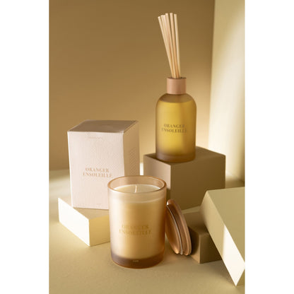 Geurkaars en geurstokjes Accords Essentiels Oranger Ensoleillé van J-Line samen gestyled