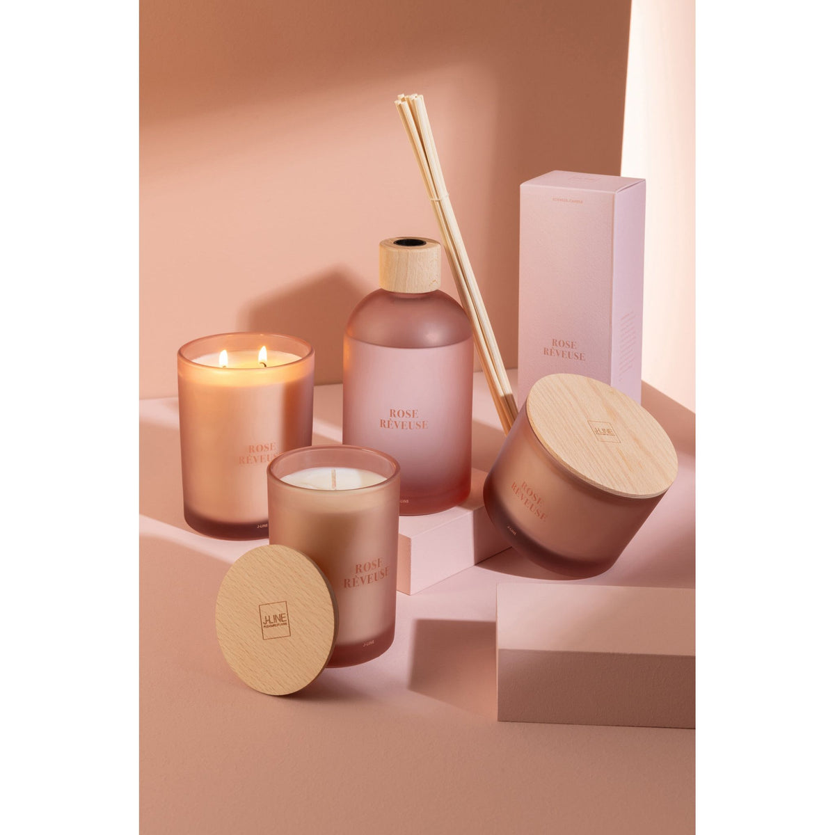 Geurkaars Accords Essentiels Rose Rêveuse 28 Uur van J-Line samen met bijpassende geurstokjes uit de Rose Rêveuse lijn