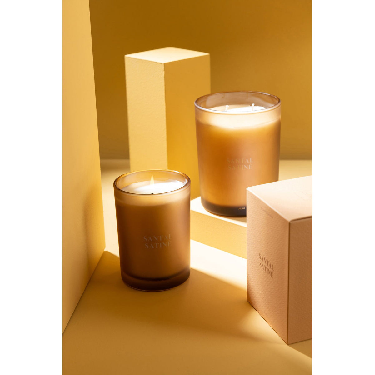 Geurkaars Accords Essentiels Santal Satiné 38 Uur van J-Line van dichtbij in een stijlvolle opstelling