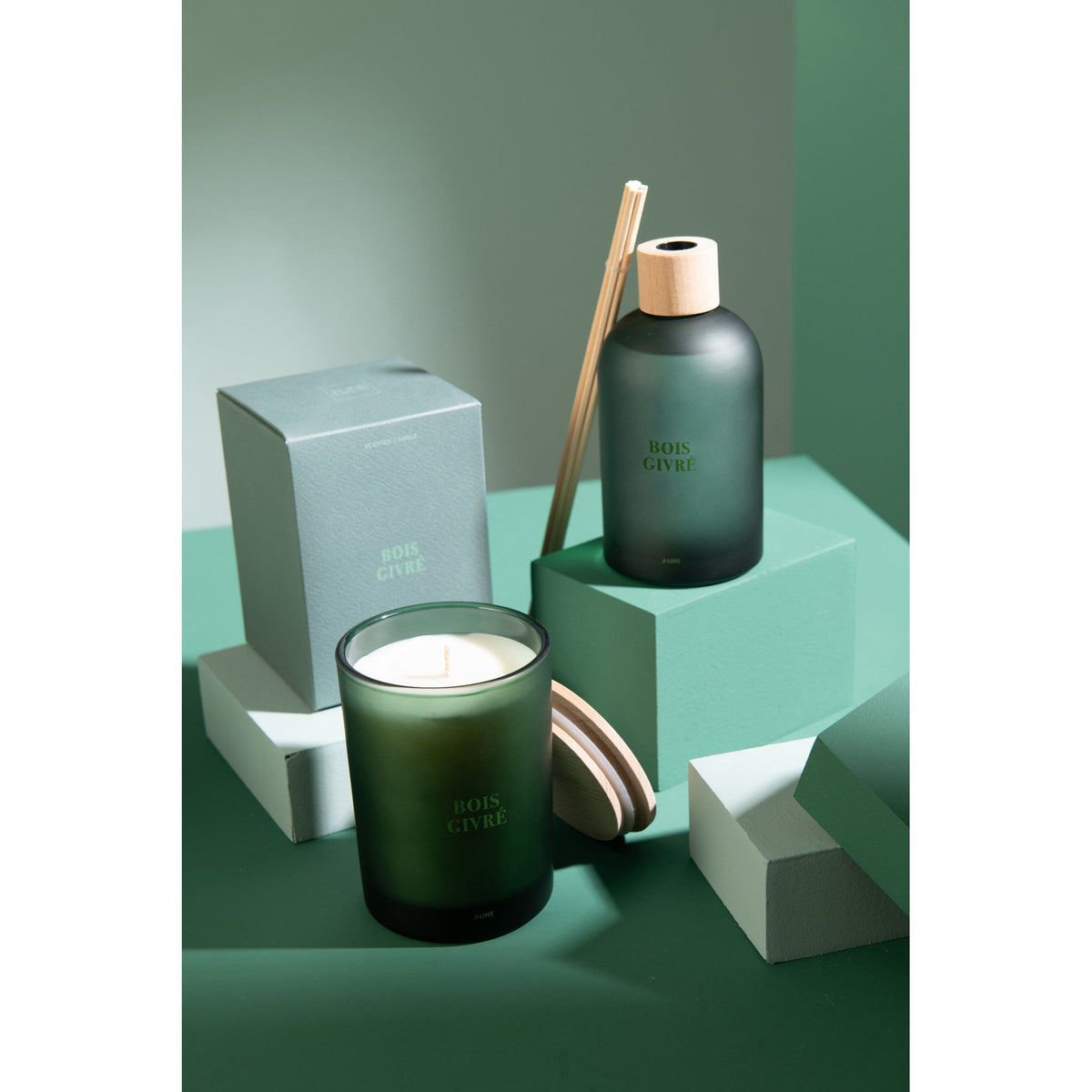 Geurkaars en geurstokjes Accords Essentiels Bois Givré van J-Line samen gestyled