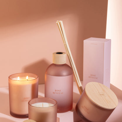 Geurstokjes Accords Essentiels Rose Rêveuse 550ml van J-Line samen met bijpassende geurkaars uit de Rose Rêveuse lijn