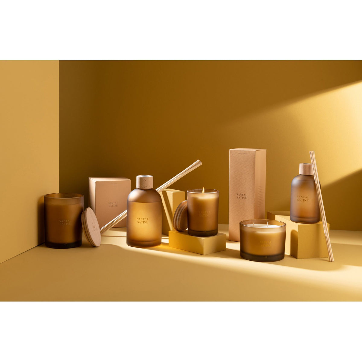 Complete Accords Essentiels Santal Satiné collectie van J-Line met geurkaarsen en geurstokjes