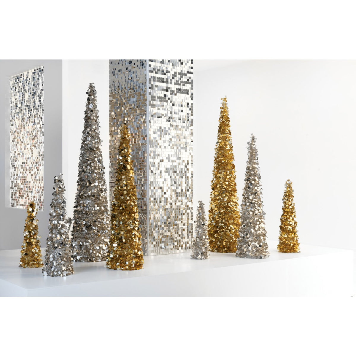 Cône à paillettes en mousse couleur or, grand modèle H120 cm, J-Line