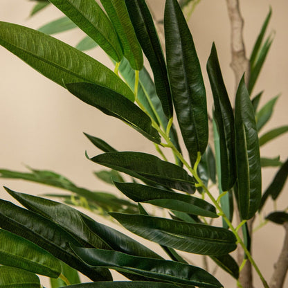 Groene kunst ficus benjamina van PTMD als sfeerbeeld in een interieur