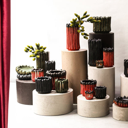 Luci Dark Green Ceramic Vase Ribbed Round L van PTMD in een sfeervolle interieursetting