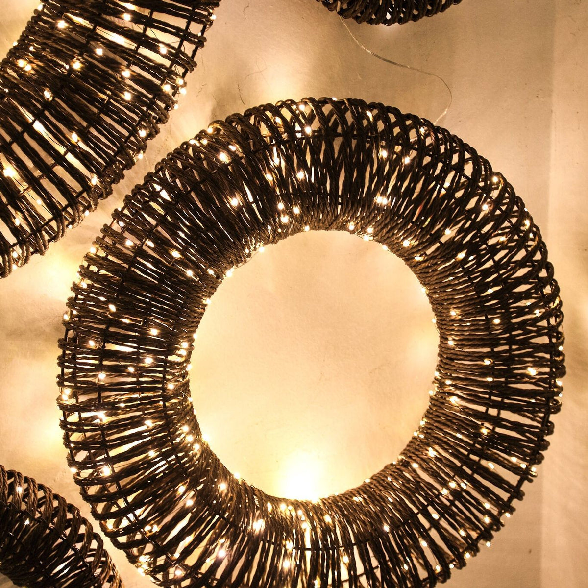 Lucis Kerstkrans LED Donkerbruin XXL van PTMD, verlichte kerstkransen met warme gloed aan de wand