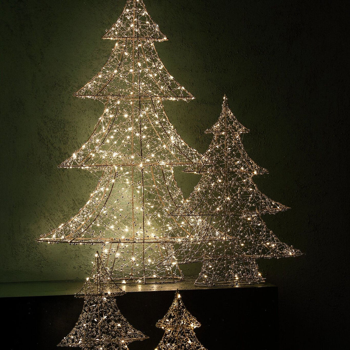 Misk Kerstboom LED Goud XL van PTMD, verlichte kerstbomen met kraaltjes in een donkere kamer