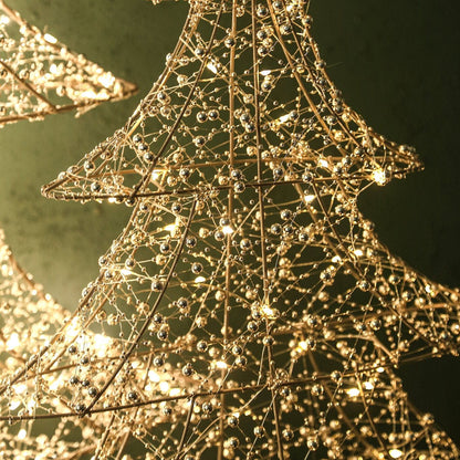 Misk Kerstboom LED Goud XL van PTMD, close up van de verlichte kerstboom met kraaltjes
