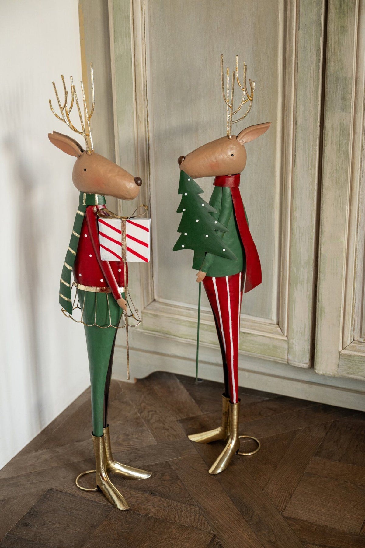 Renne avec sapin de Noël et cadeau en métal rouge/vert foncé, assortiment de 2 – J-Line