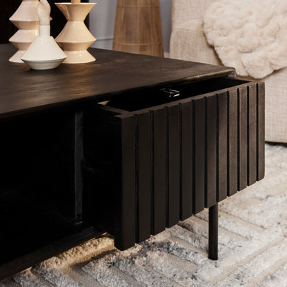 Detail van het verticale ribbelfront op de zwarte lades van de Madison salontafel