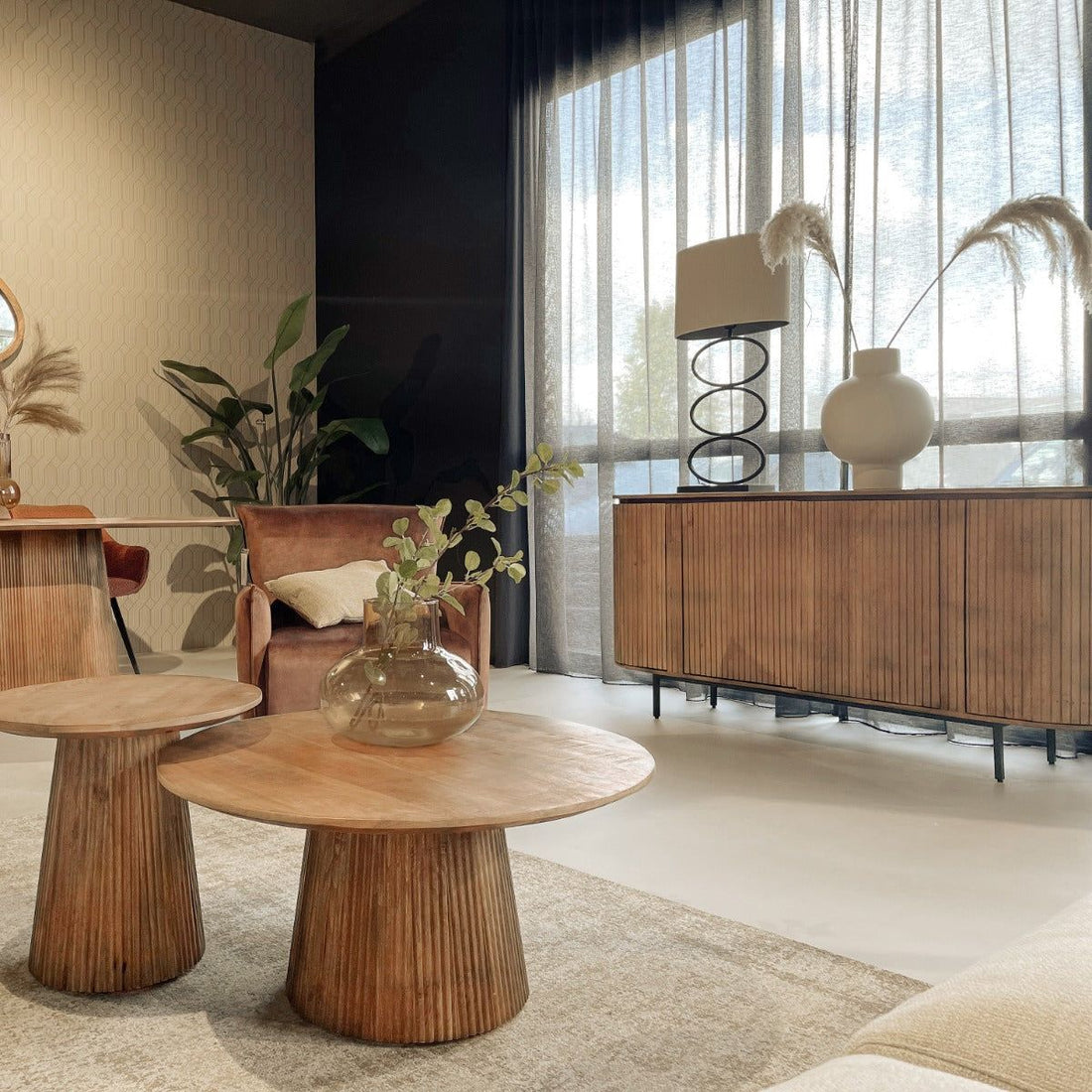 Salvator salontafel van 80 cm in een woonkamer met dressoir en spiegel