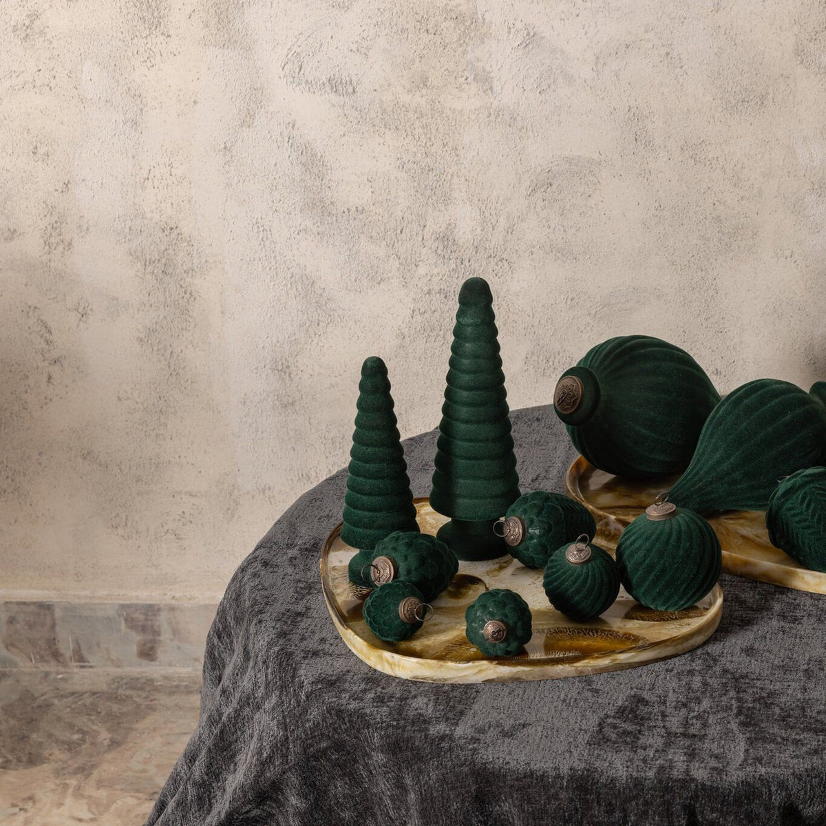 Set Van 2 Alezay Kerstbomen Glas Geribbeld Donkergroen van PTMD, donkergroene glazen kerstboompjes op een gouden schaal met kerstballen