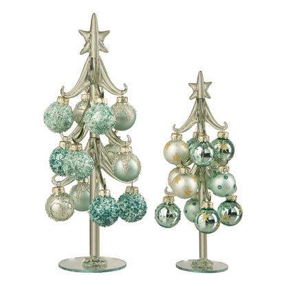 Set Van 2 Kerstbomen + Ballen Glas Muntgroen/Lichtblauw van J-Line, de complete set met beide boompjes naast elkaar op witte achtergrond