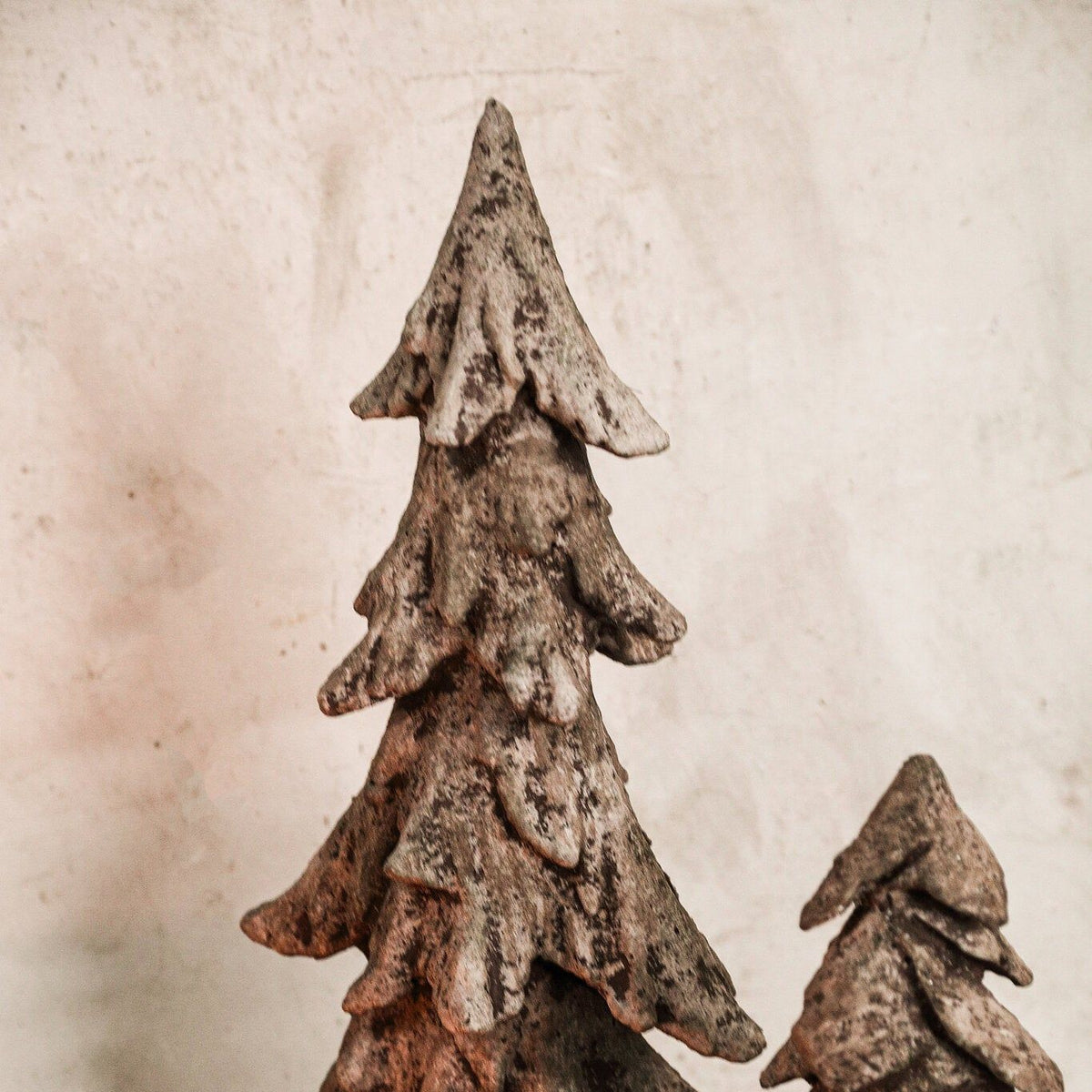 Set Van 3 Hascal Kerstbomen Cement Lichtbruin van PTMD, sfeerbeeld met kerstboompjes van cement naast herfstige decoratie