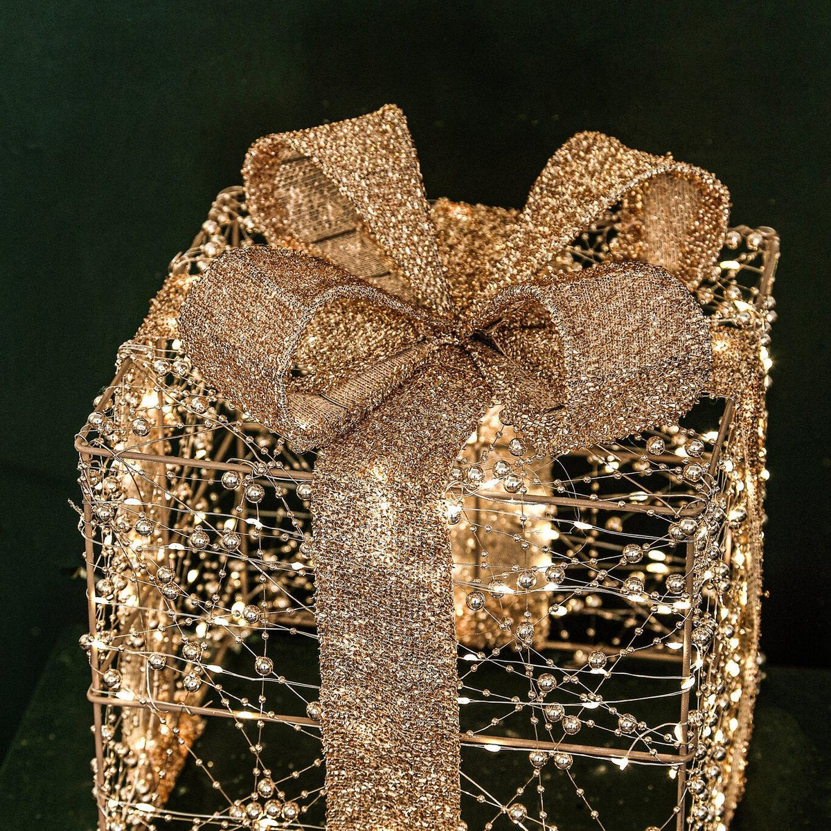 Set Van 3 Cadeaudozen Misk Goud van PTMD, close up van een verlichte cadeaudoos met strik