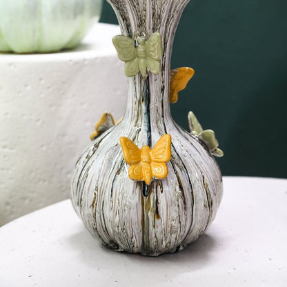 Set van 3 Tamarae vazen crème met vlinder van PTMD, vaas S gestyled met bloemen