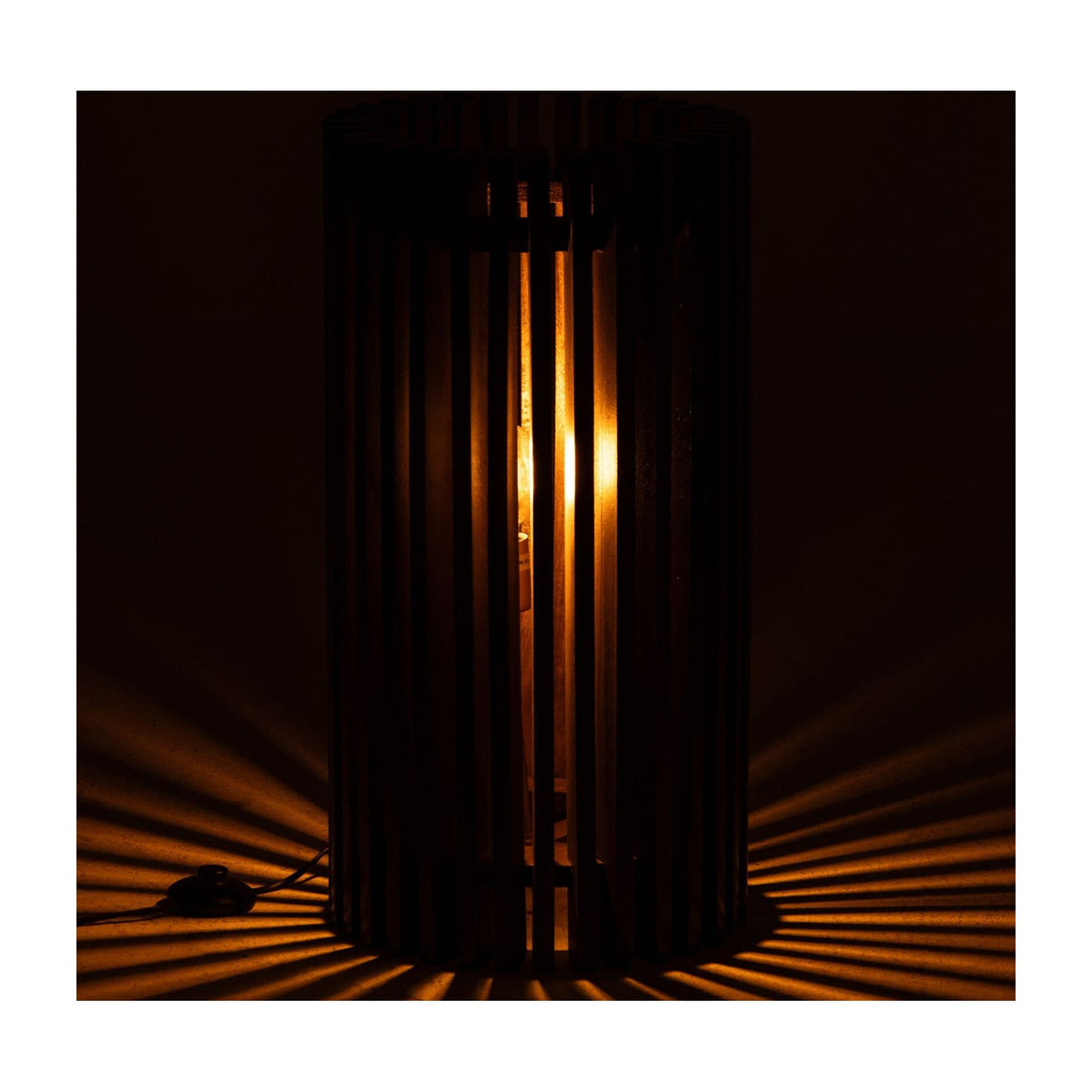 Lampe de table en bois de manguier côtelé marron foncé J-Line