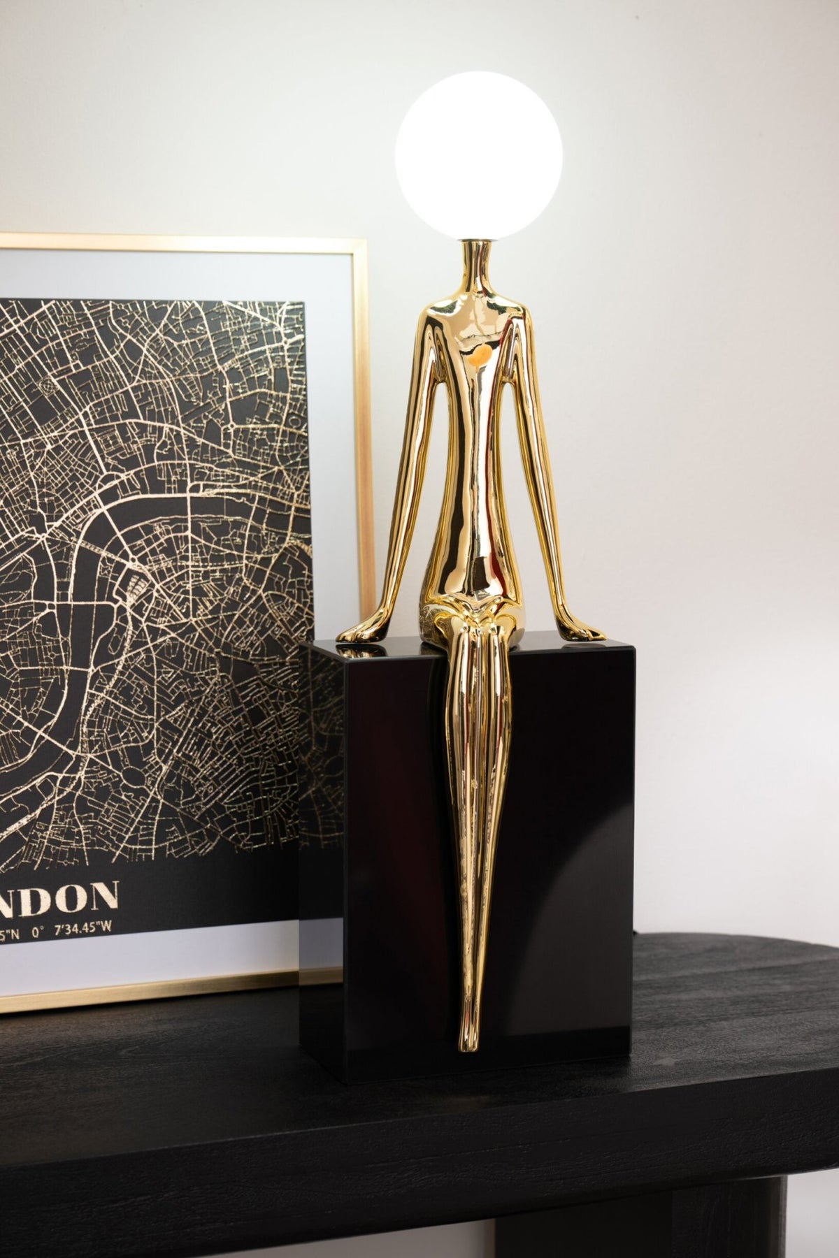 Lampe de table Silhouette assise Métal Or/Noir J-Line