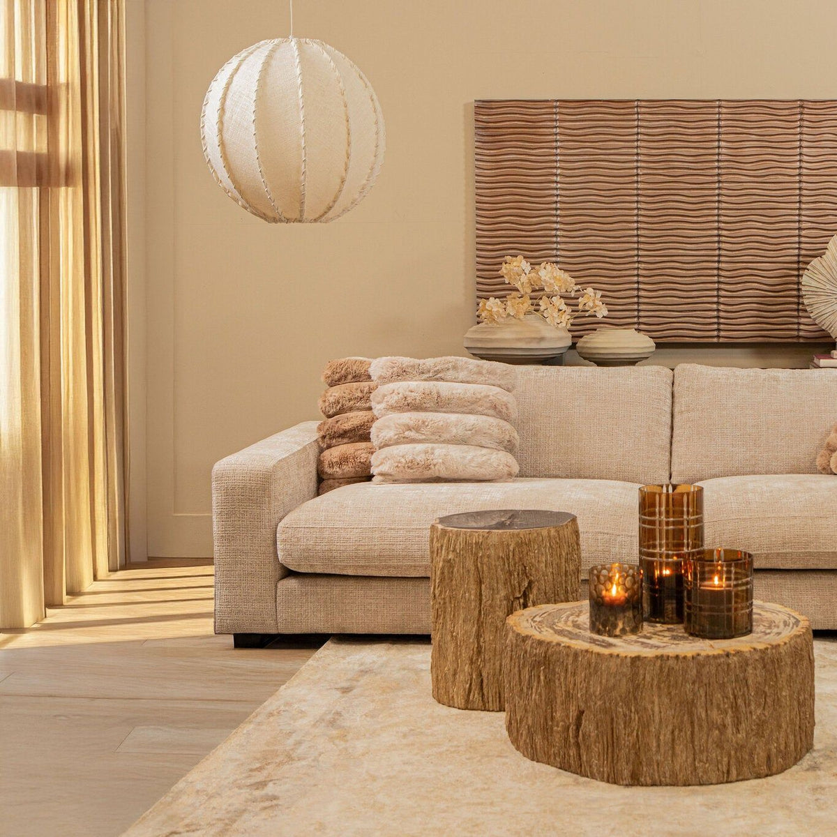 Taly Koffietafel Small van PTMD, salontafel voor een beige hoekbank in een warme woonkamer