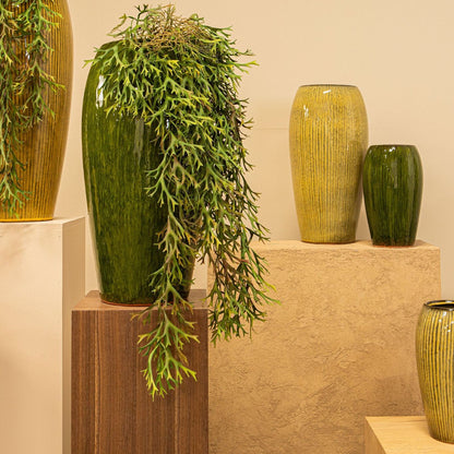 Tamica Dark Brown Ceramic Pot M van PTMD in een sfeervolle interieursetting