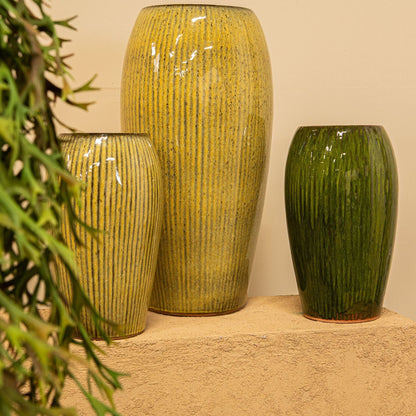 Tamica Dark Green Ceramic Pot M van PTMD, sfeerfoto gecombineerd met andere Tamica potten