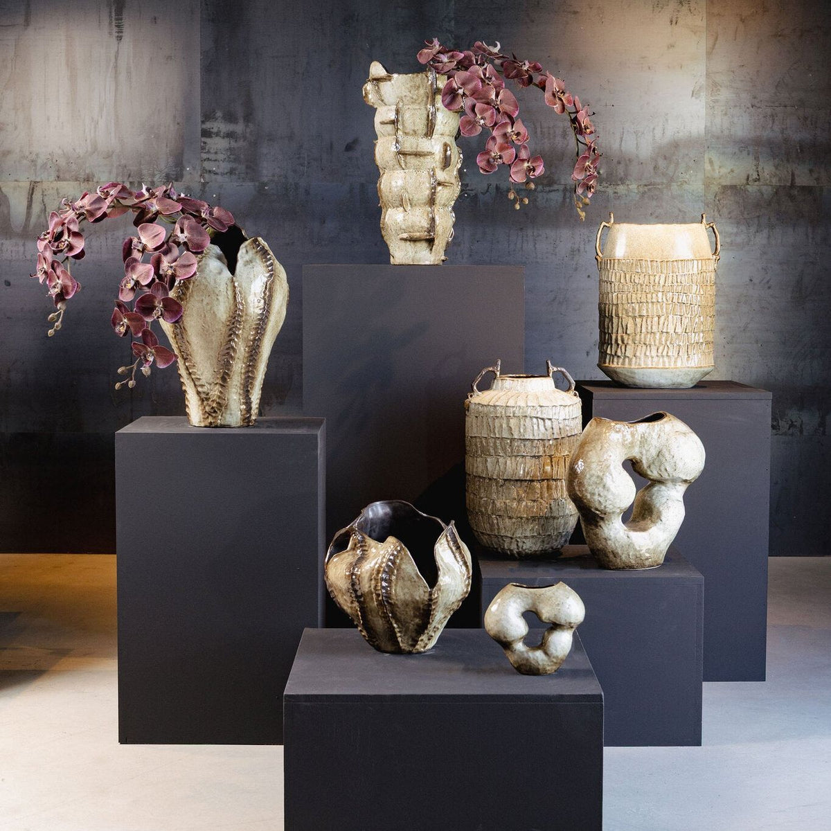 Telise amfoorvaas van PTMD gestyled in een interieur, beige vaas op de vloer