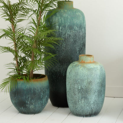 Serie vintage keramiek vazen azuurblauw van J-Line in sfeervol interieur met plant