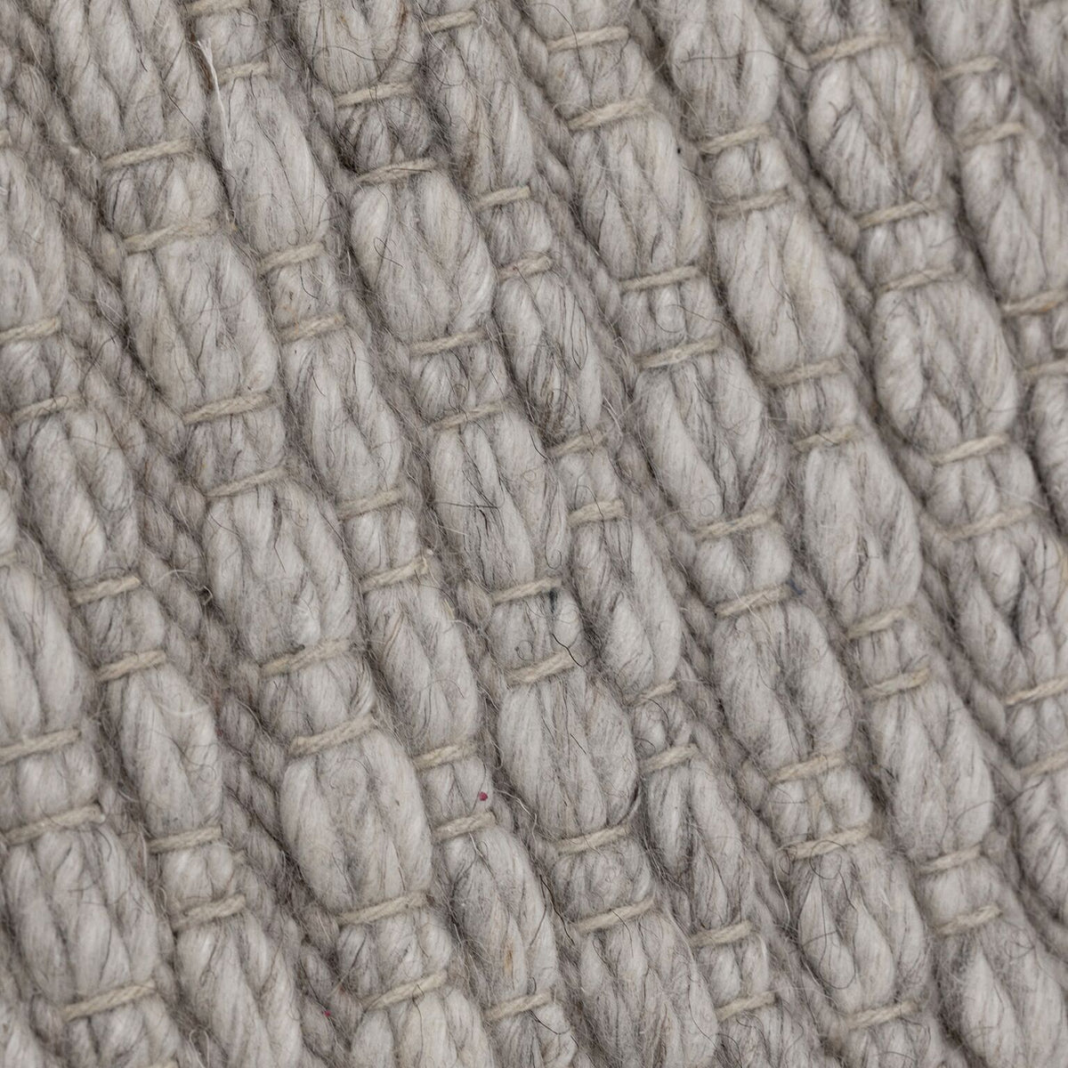 Het grijze Nirvana vloerkleed van MUST Living van dichtbij met zichtbare pool