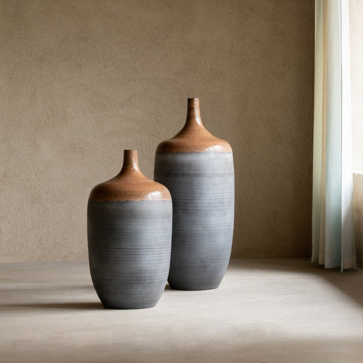 Vase sol bouteille en céramique caramel/bleu gris Small J-Line
