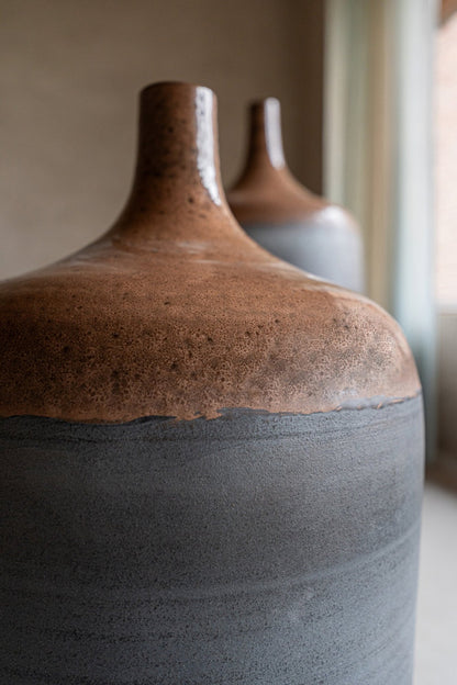 Vase sol bouteille en céramique caramel/bleu gris Small J-Line