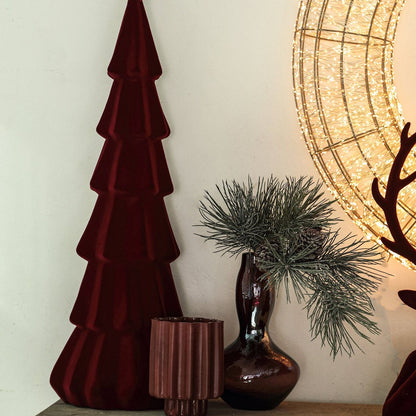 Yule Kerstboom Gelaagd Bordeaux Large van PTMD, sfeerbeeld met de bordeaux kerstboom als kerstdecoratie op een dressoir