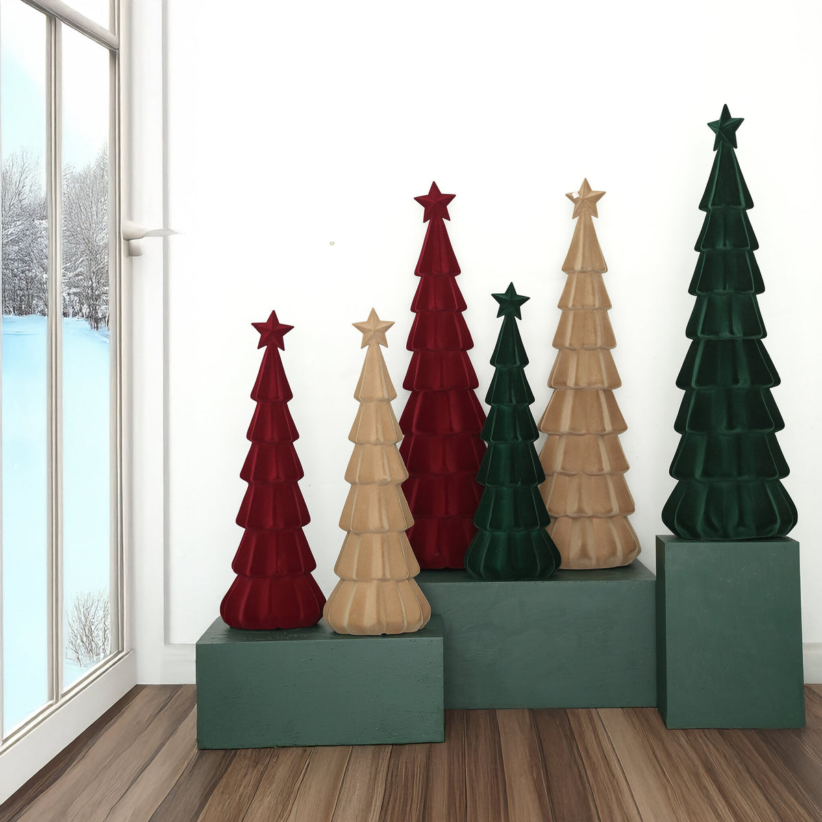 Yule Kerstboom Gelaagd Donkergroen Large van PTMD, gelaagde kerstbomen in drie kleuren op een groen podium bij het raam