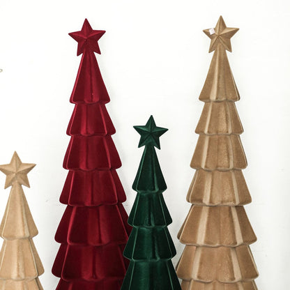 Yule Kerstboom Gelaagd Donkergroen Small van PTMD, gelaagde kerstbomen in bordeaux, groen en beige naast elkaar