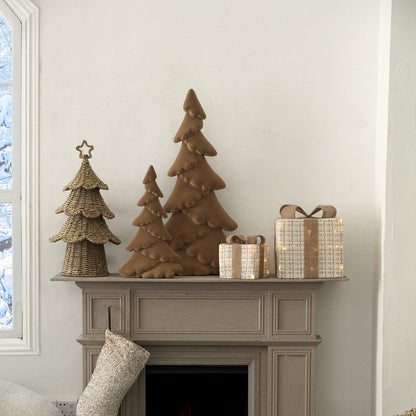 Yule Kerstboom Ovaal Beige Large van PTMD, sfeerbeeld bij een open haard met fluwelen kerstdecoratie
