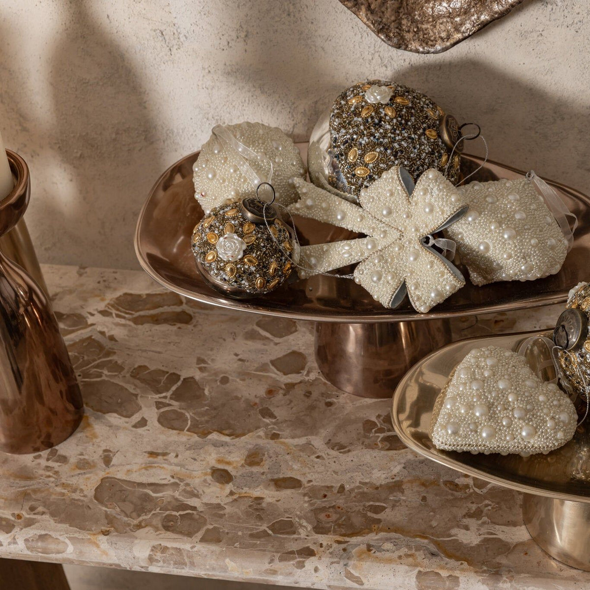Zahia Schaal Op Voet Goud Large van PTMD, sfeerbeeld met warme styling in huis