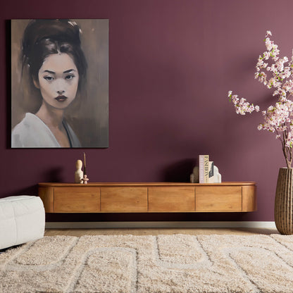 Sfeerbeeld van het naturel tv-meubel Excellent aan de wand met decoratie