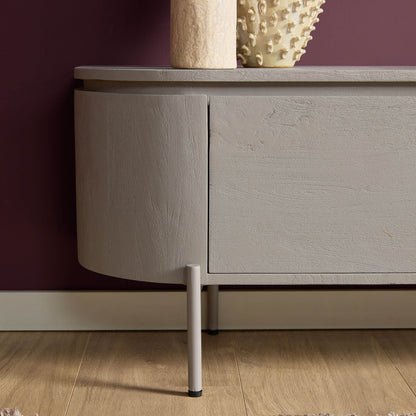 Detail van een metalen pootje onder het taupe tv-meubel Excellent